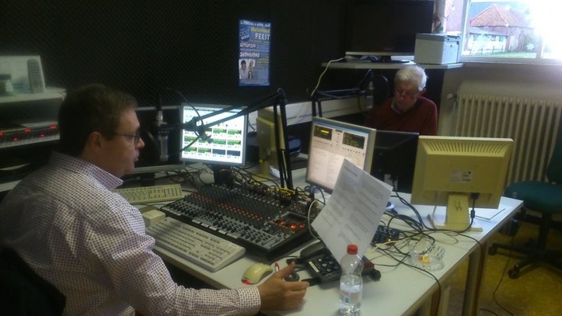 Tony_en_Dirk_bij_Radio_Oost-West_ivbm_BIN